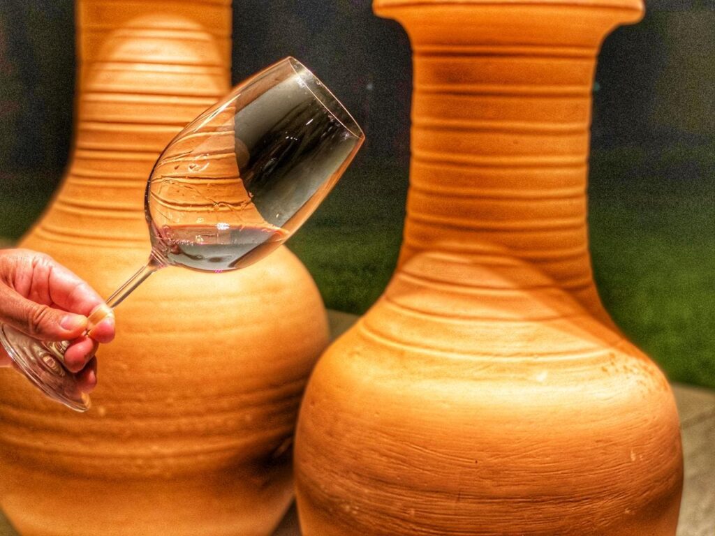 Já ouviu falar de vinhos feitos em ânforas de barro?