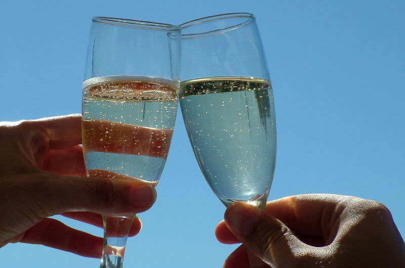 Vinho frisante: tudo sobre essa opção leve, refrescante e cheia de história